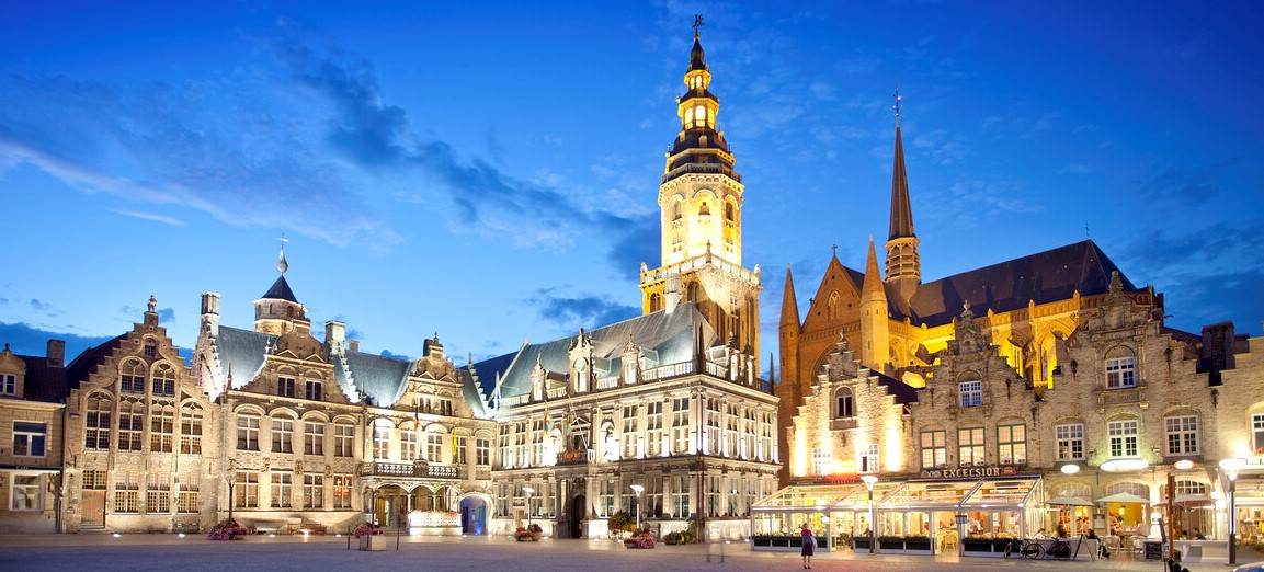 Veurne — Grote Markt le soir
